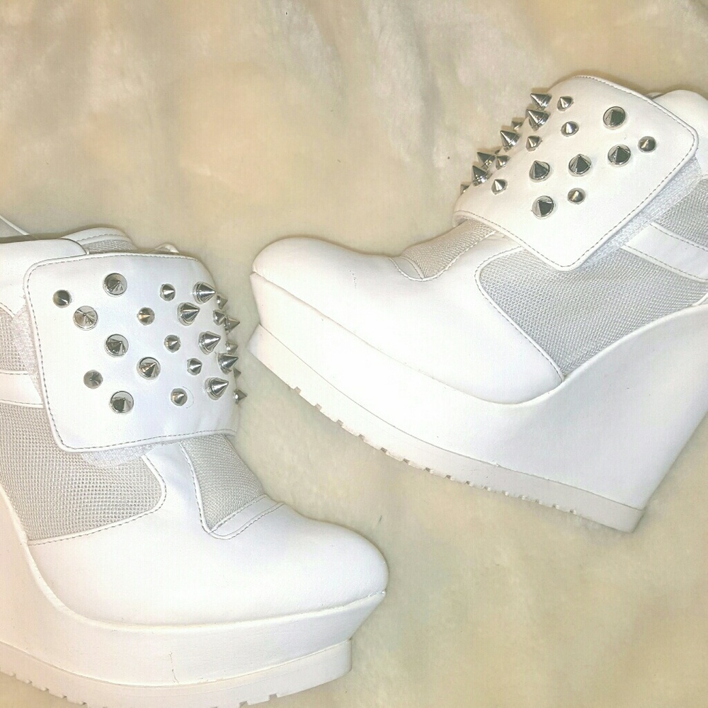 Heeled sneakers with spikes